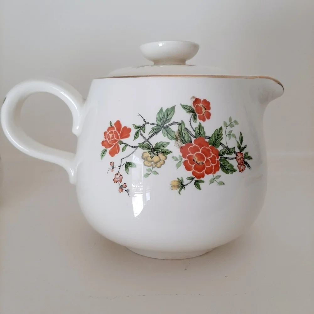 VTG TEAPOT AND CREAMER SET